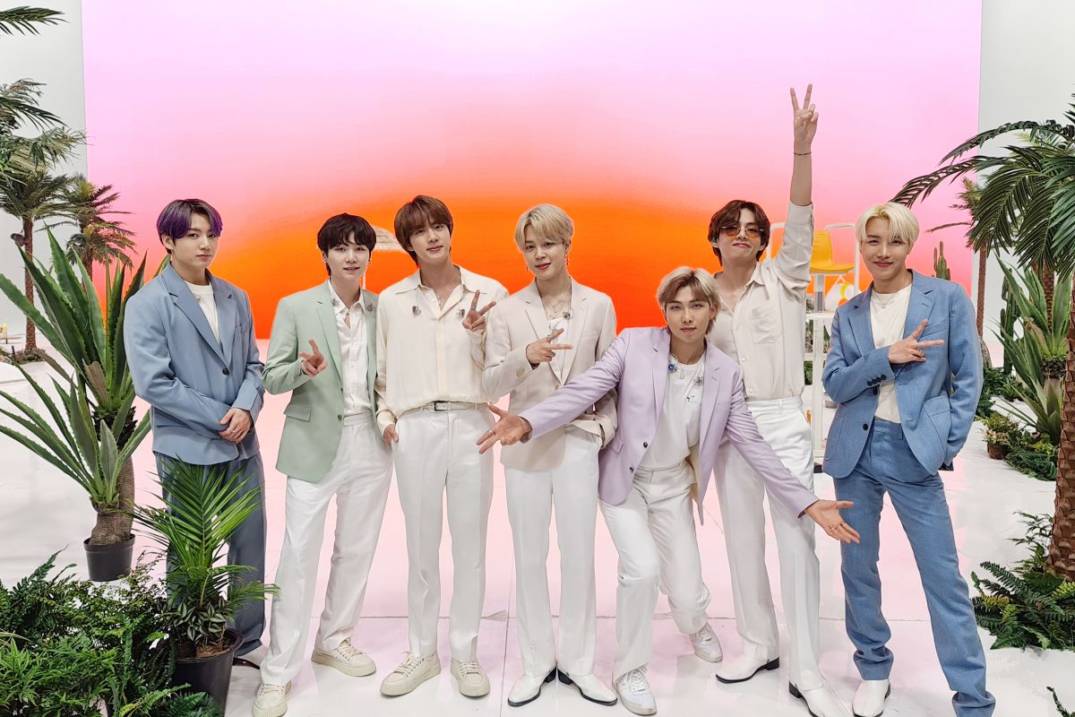 BTS tampil bawakan "Butter" bersama Megan Thee Stallion di AMA 2021