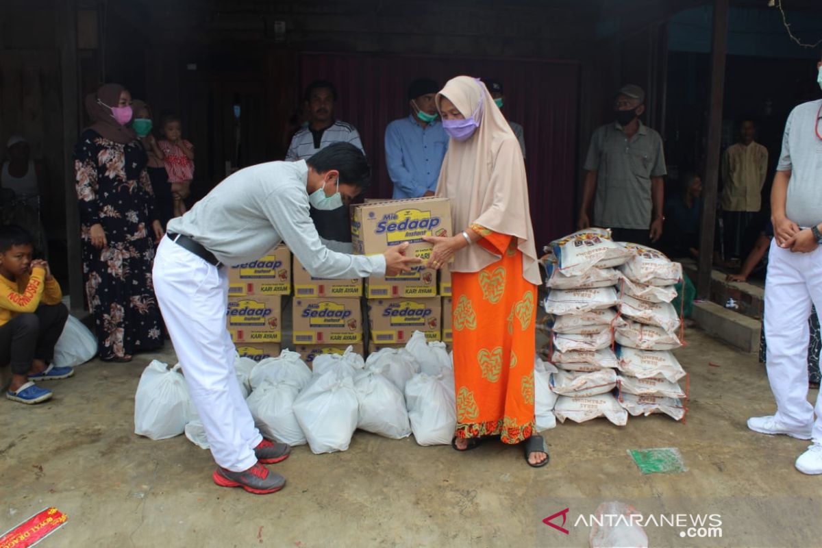 WKS serahkan bantuan sembako kepada korban kebakaran di Tanjabbar