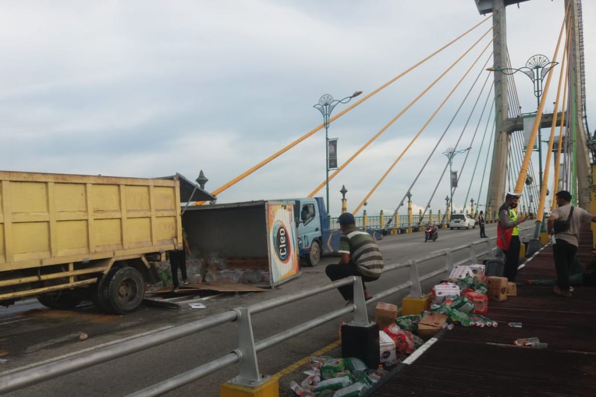 Truk Cleo terguling di Jembatan TASL Siak, minuman tumpah ke jalan