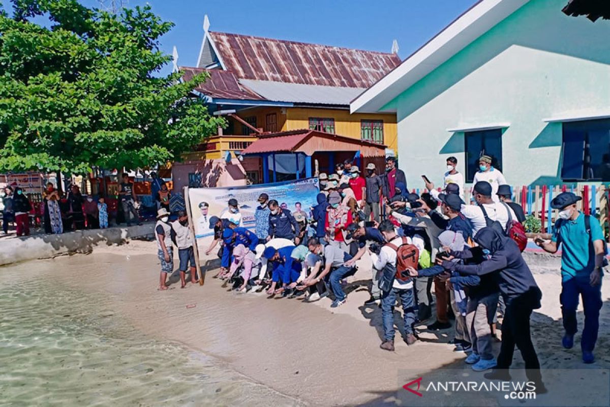 Puluhan tukik dilepasliarkan di Pulau Barang Caddi Makassar