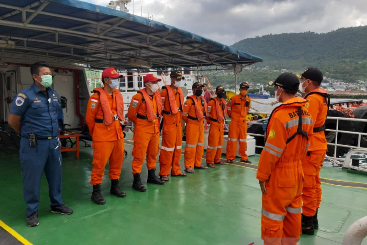 KN SAR Bhisma dikerahkan mencari penumpang terjun ke laut di Banggai