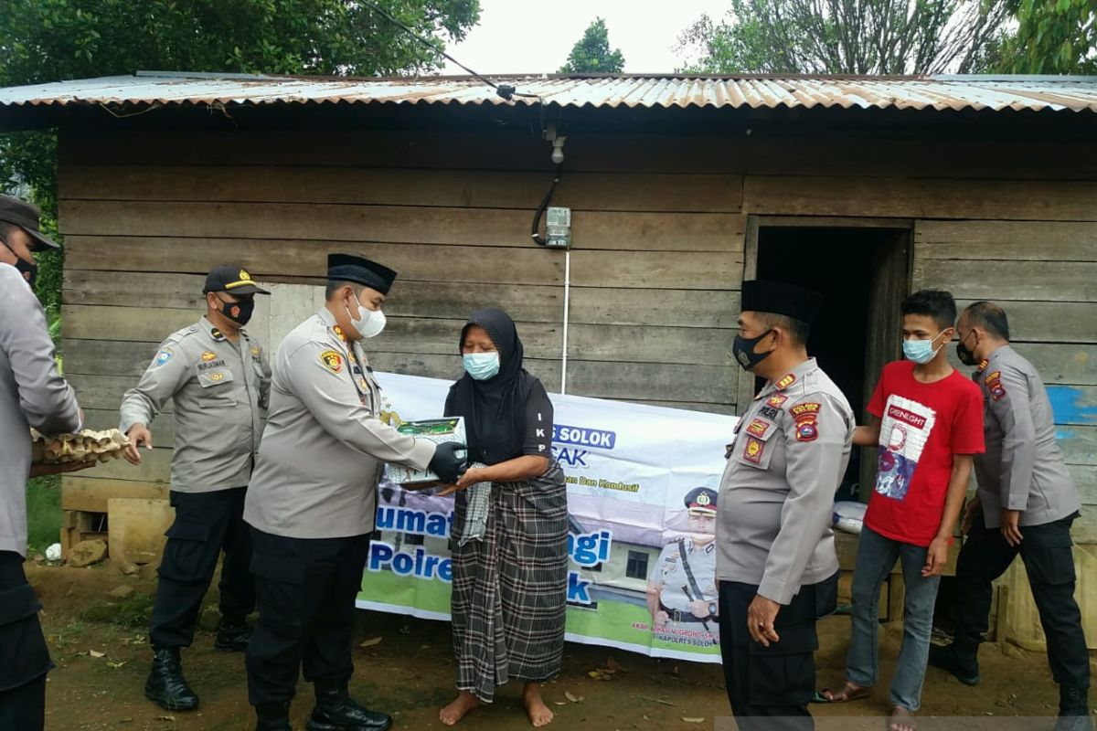 Polres Solok Arosuka bantu masyarakat terdampak pandemi COVID-19