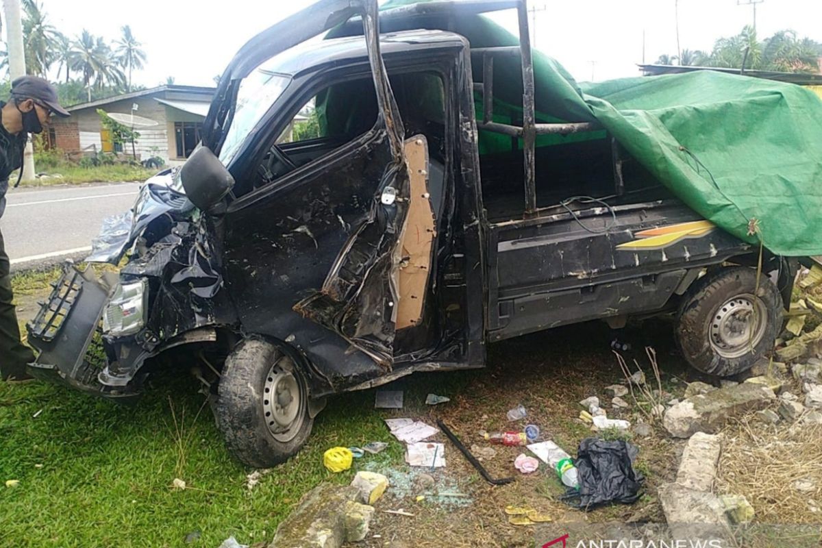 Mobil pick up tabrak pagar SD di Pulau Makmur, Mukomuko