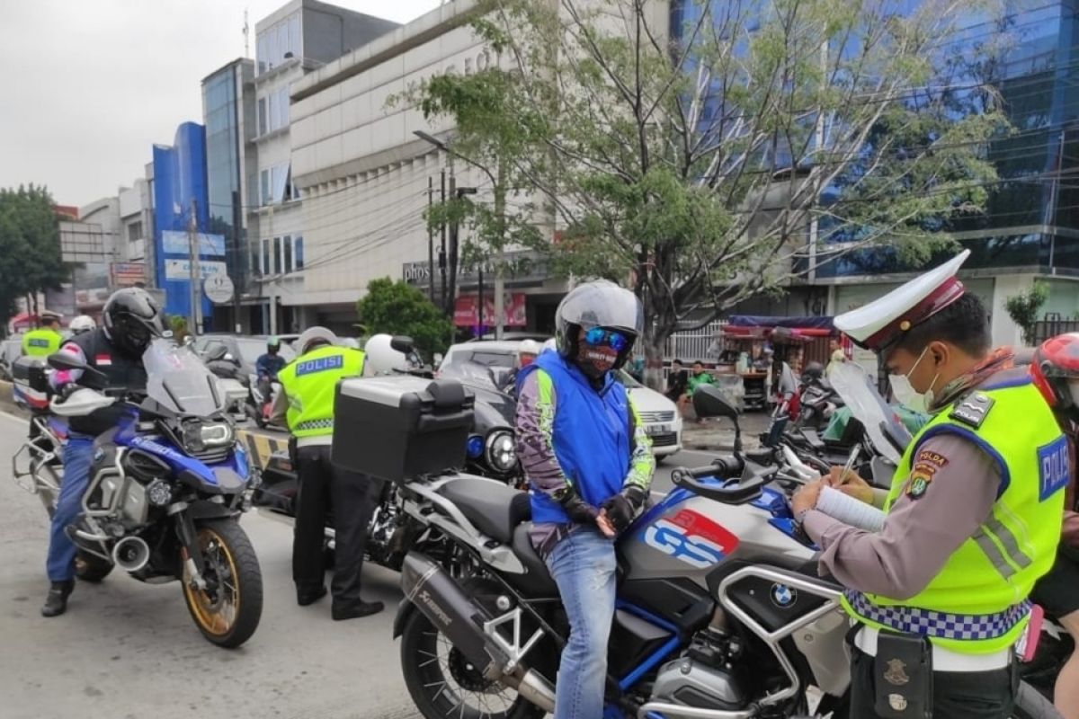 Polisi tilang moge terobos jalur TransJakarta