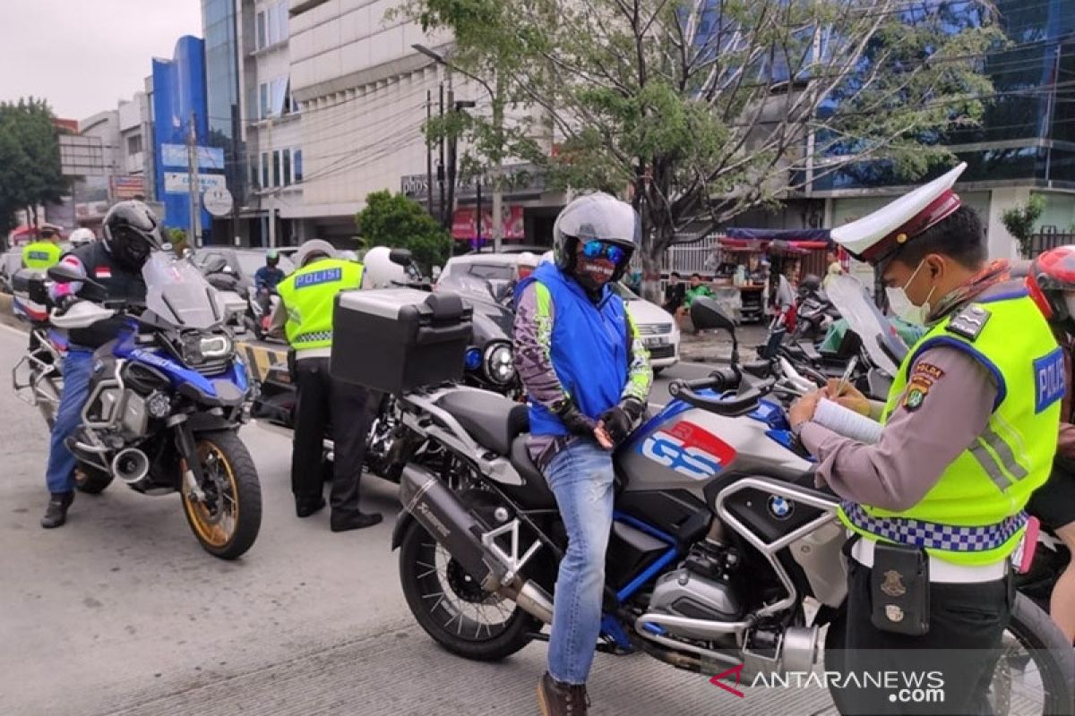 Polisi tilang moge terobos jalur TransJakarta di Jalan Hasyim Asyhari