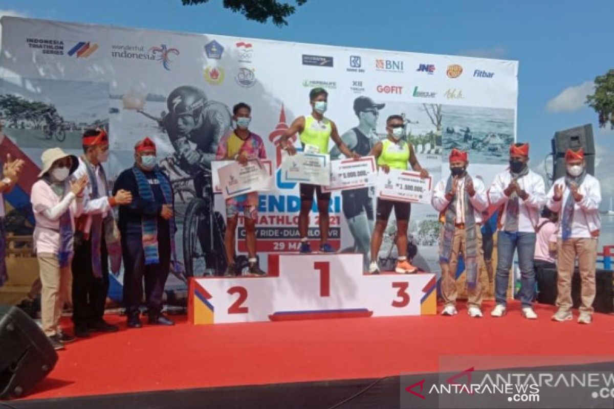 Nikolas Frederik dan Nethavani Octaria juara Triathlon Kendari