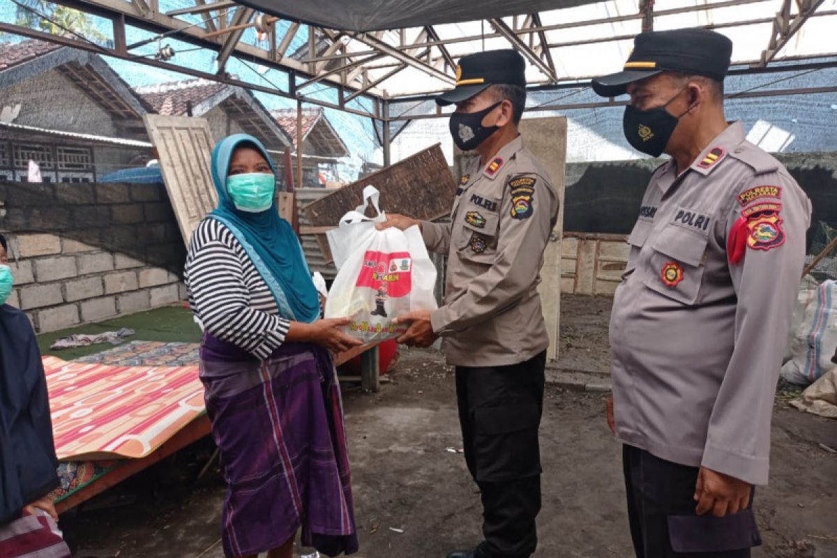 Sat Binmas Salurkan paket sembako kepada warga terdampak banjir rob