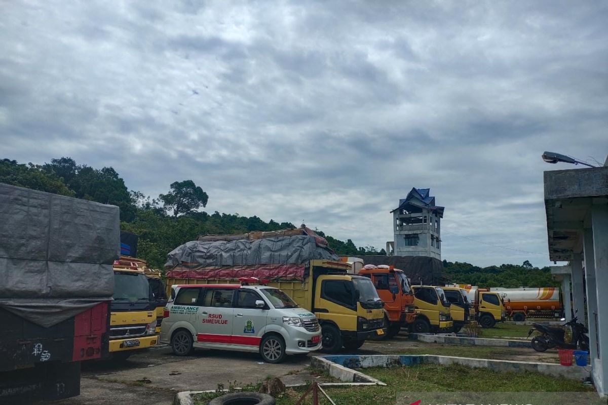 Belasan truk angkutan tertahan di Calang akibat cuaca ekstrem