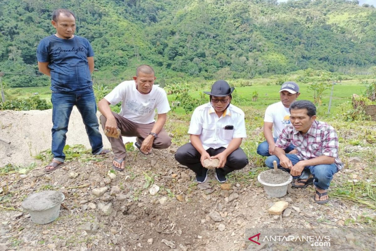 Rasyid Assaf Dongoran  lakukan peletakan batu pertama pembangunan rumah produksi Kopi Mandailing Jaya