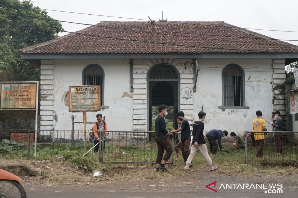 Puluhan  Pemuda Gelar Kegiatan Ngabersihan Cagar Budaya di Menes