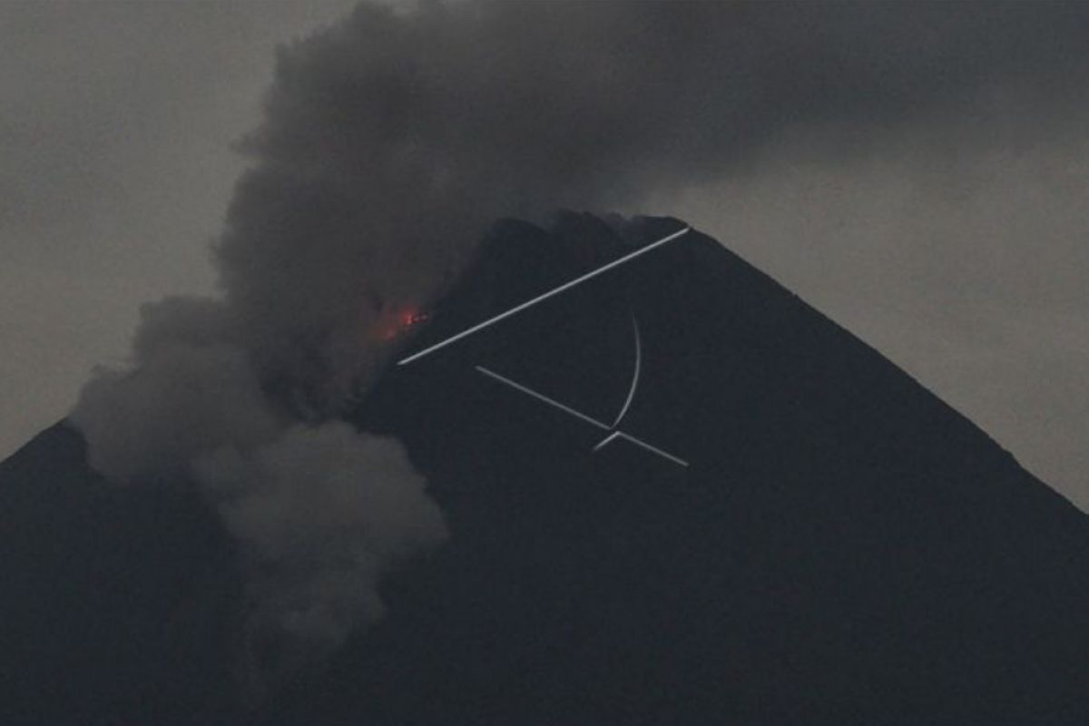 Gunung Merapi luncurkan Awan panas guguran Gunung Merapi sejauh 3 km