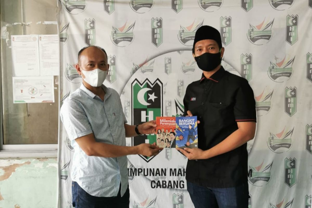 Arief Rosyid Luncurkan Dua Buku Kado Erick Thohir Dari Ranah Minang