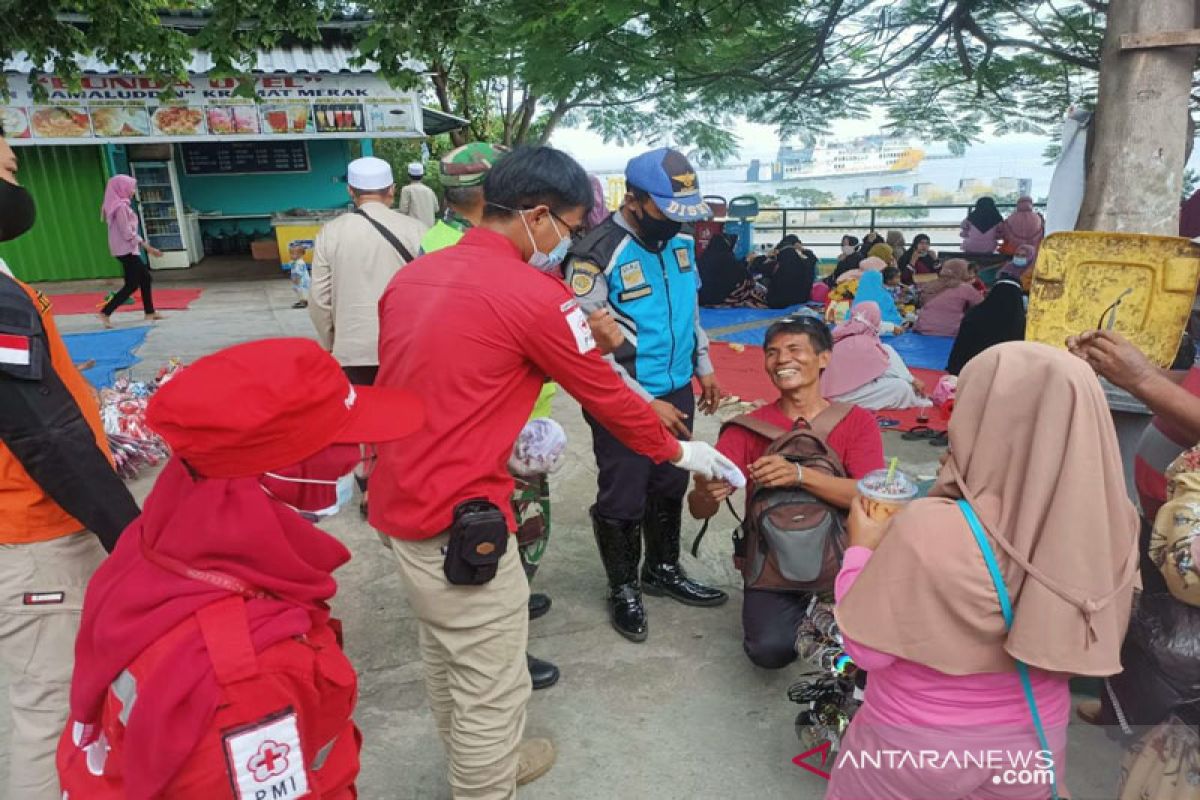 Kolaborasi PMI dengan petugas gabungan edukasi penziarah cegah penyebaran COVID-19