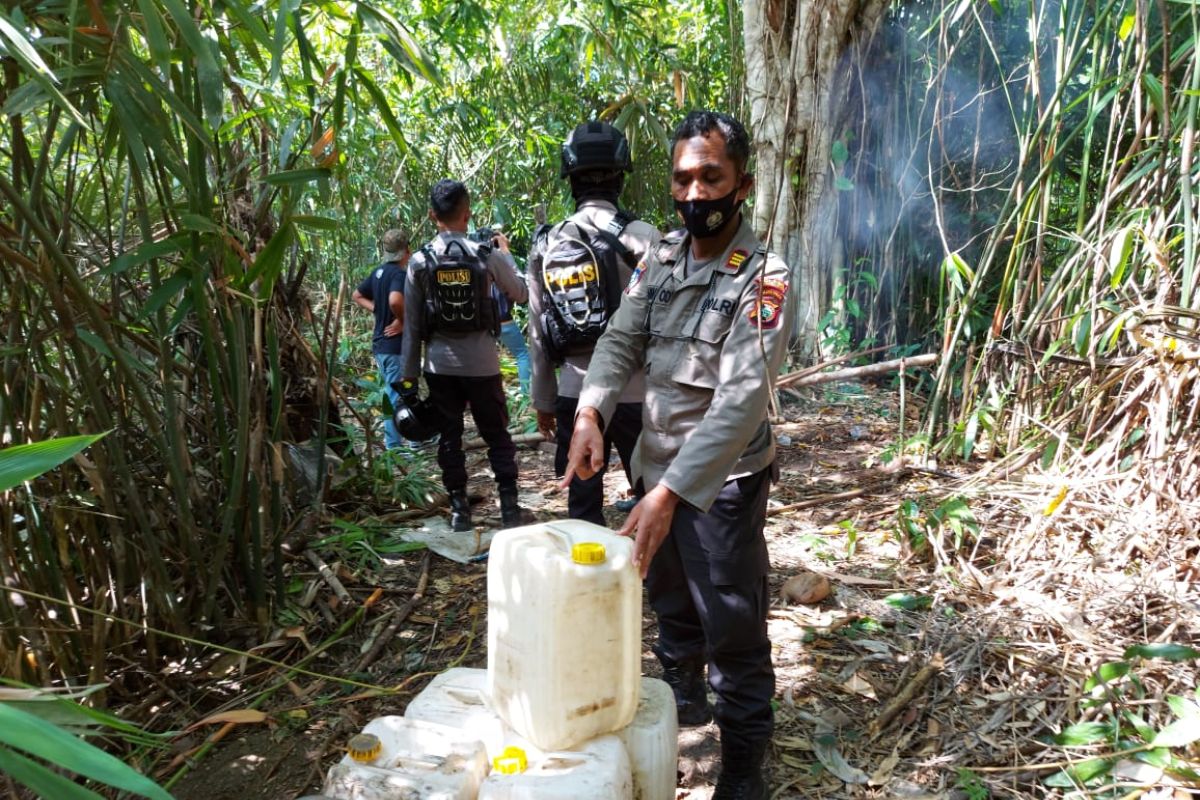 Polisi gerebek tempat penyulingan miras  cap tikus dan saguer