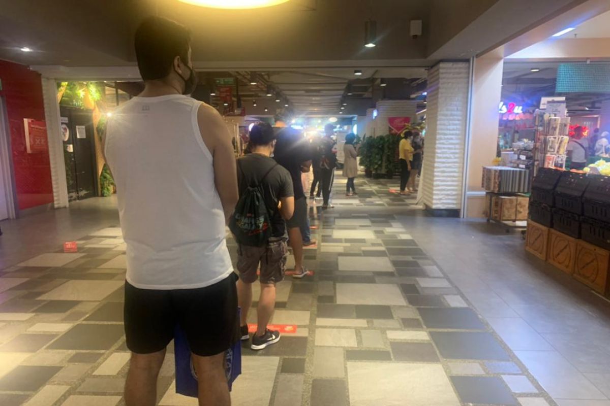 "Total lockdown", Malaysia hanya izinkan dua orang  berbelanja