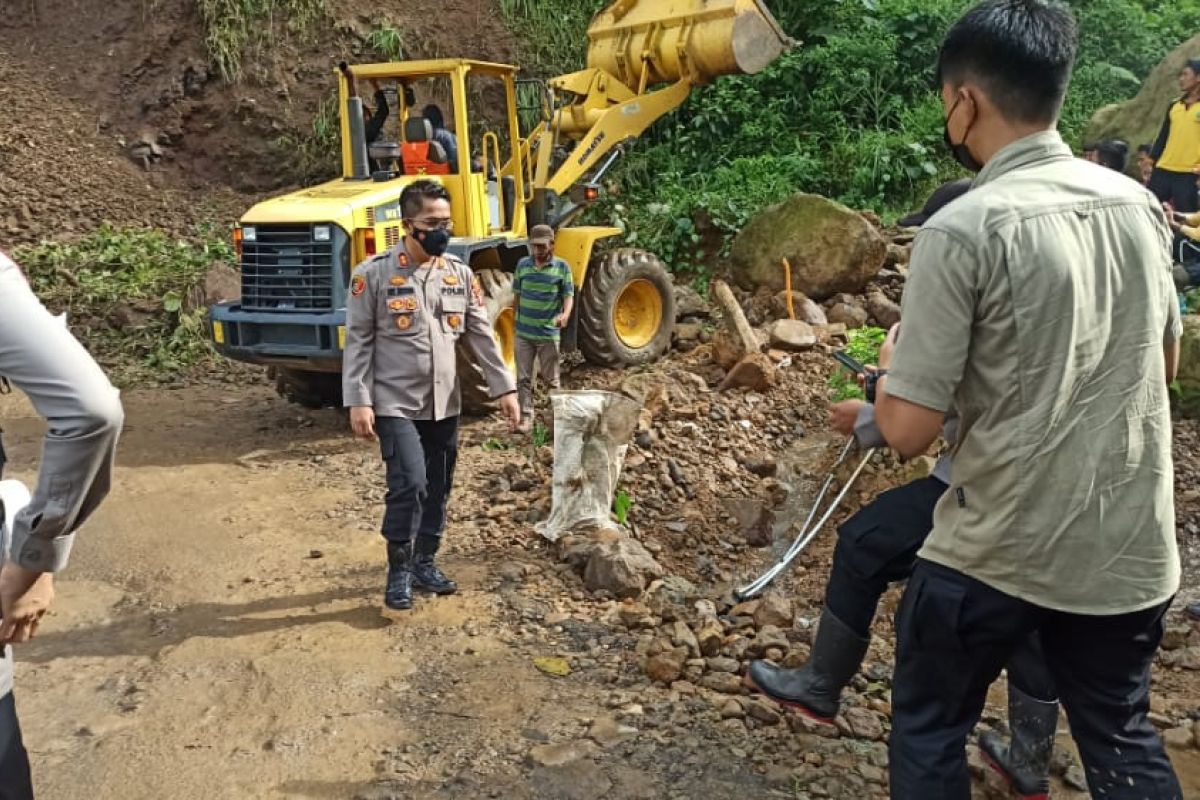 Ruas jalan penghubung Provinsi Banten dan Jawa Barat sudah bisa dilintasi kendaraan