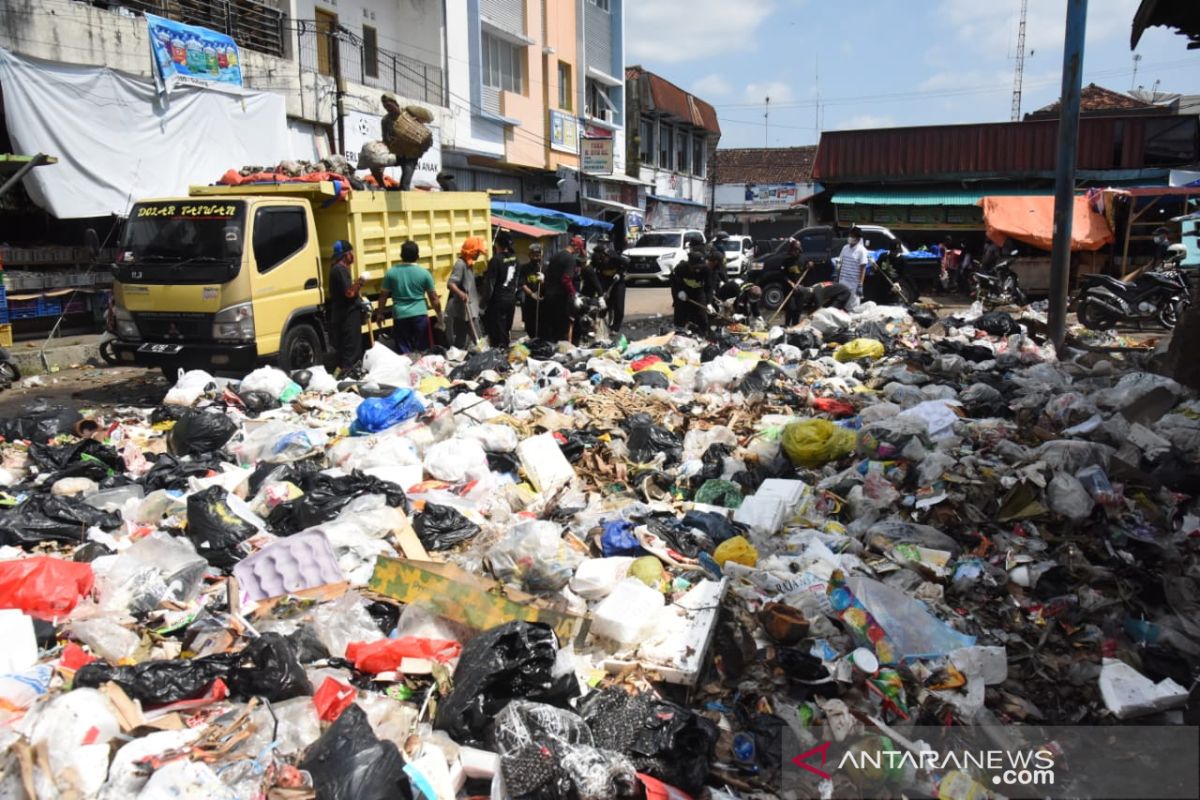 Dedi Mulyadi kerahkan 10 armada truk bersihkan sampah di kampung halamannya