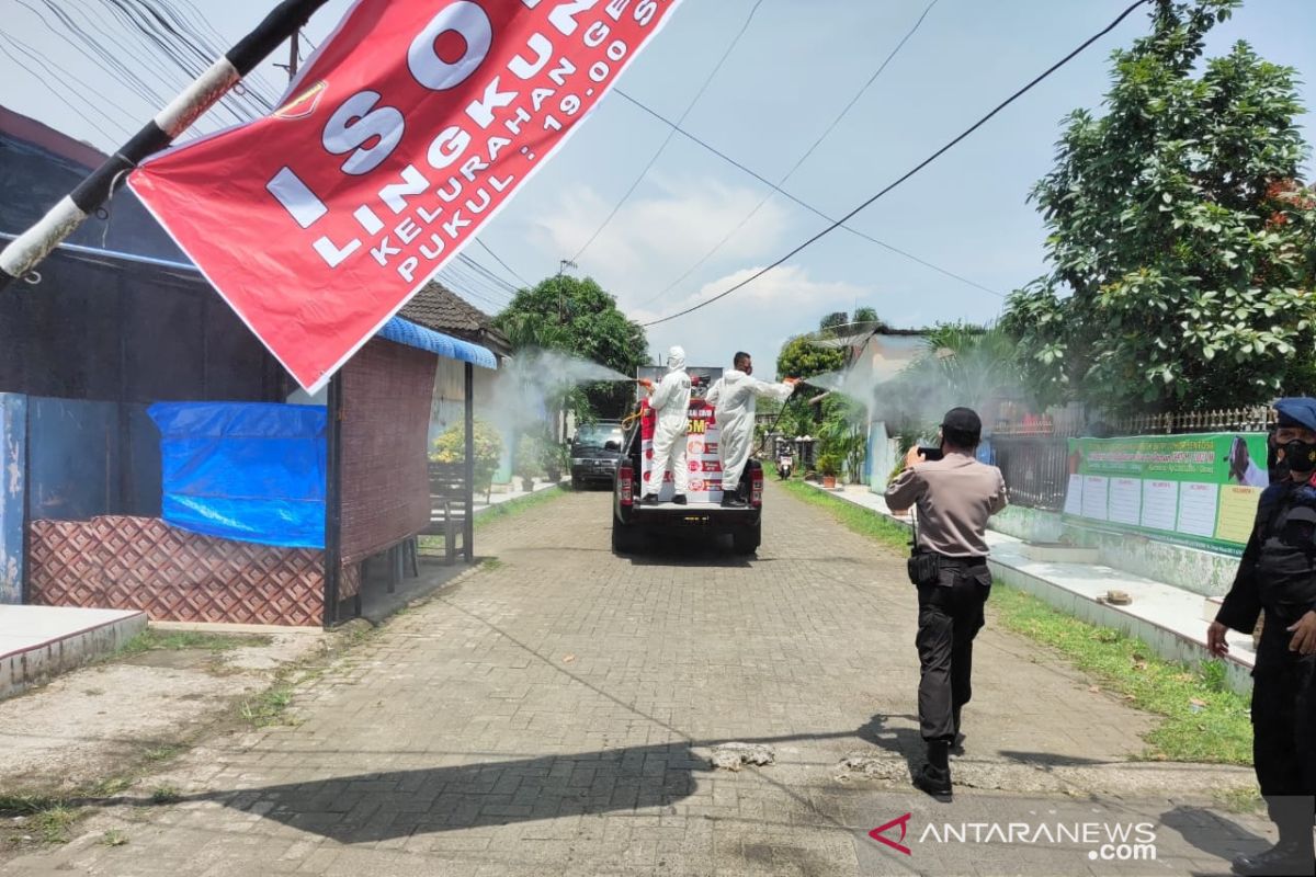 Petugas semprotkan eco enzyme di lokasi isolasi lingkungan Medan Johor