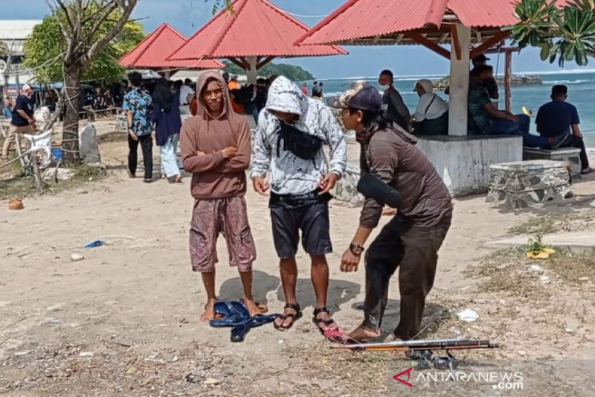 11 wisatawan terjebak air laut pasang di Sukabumi berhasil diselamatkan tim SAR