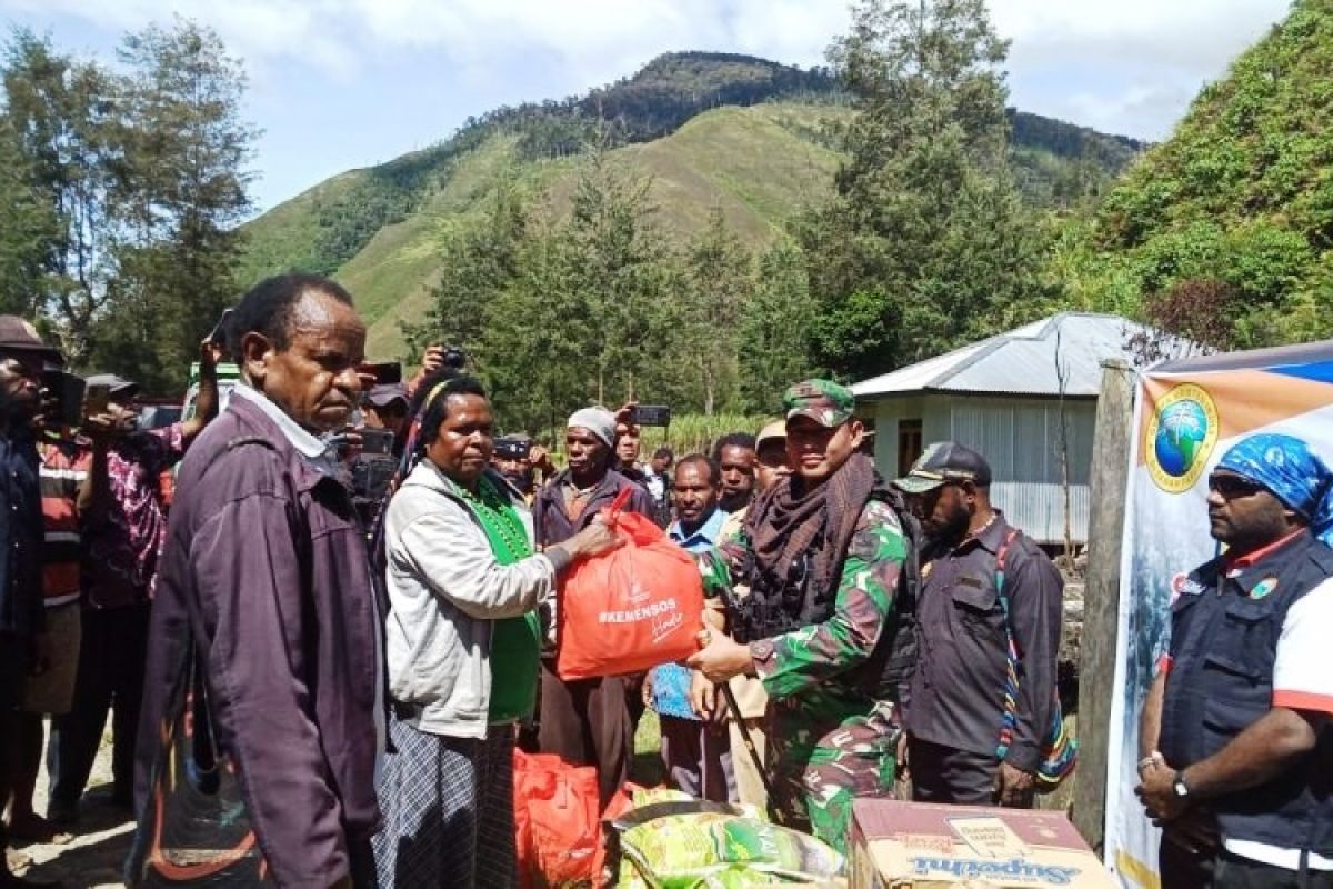 Kodim Puncak Jaya baksos bagi sembako ke warga GKI Mayuberi