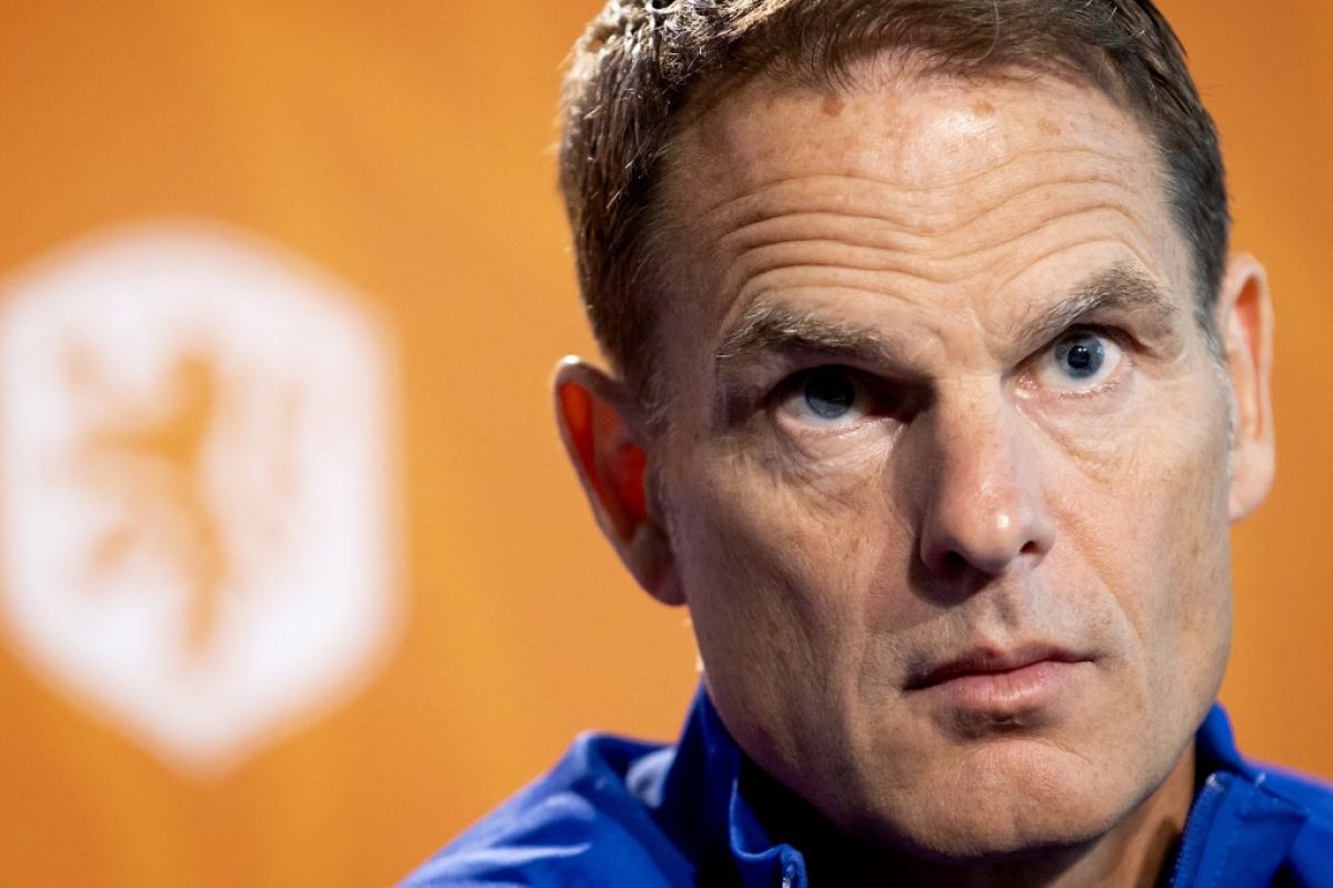 Pelatih Belanda De Boer minta media fokus kepada sepak bola