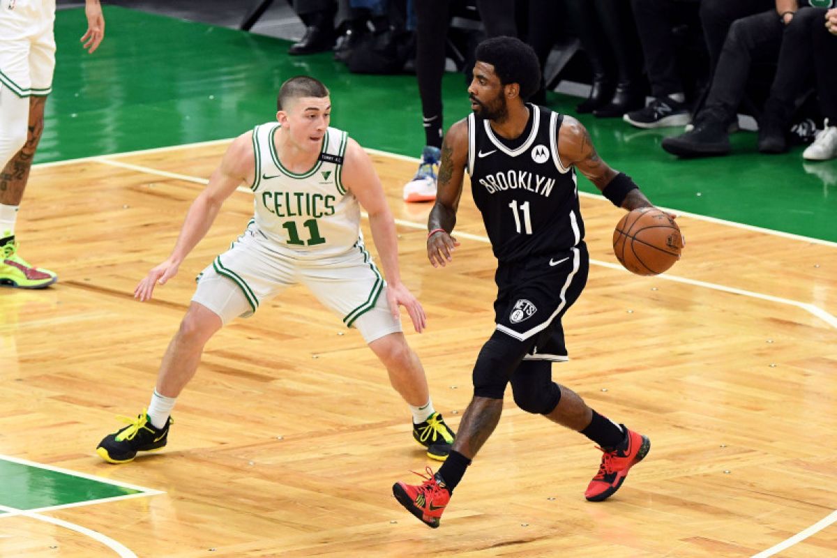 Penggemar Celtics ditangkap setelah melempar botol air ke Kyrie Irving