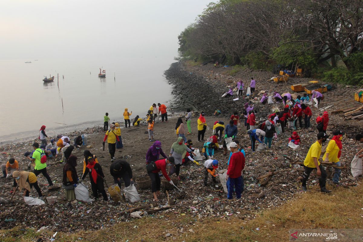 Aks Bersih Sampah Di Pantai - ANTARA News Jawa Timur