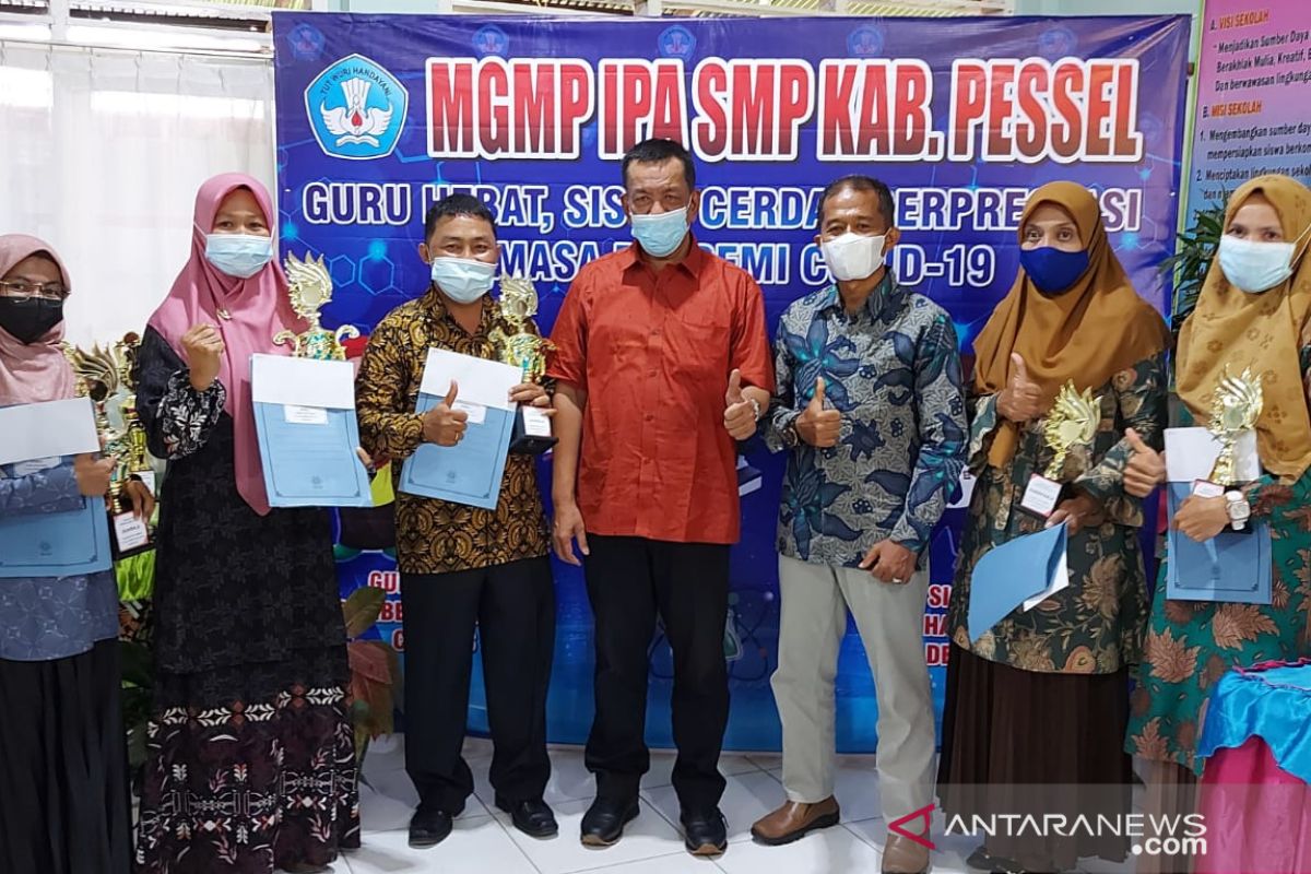 Raih juara, Bupati Pesisir Selatan angkat guru honorer jadi tenaga kontrak