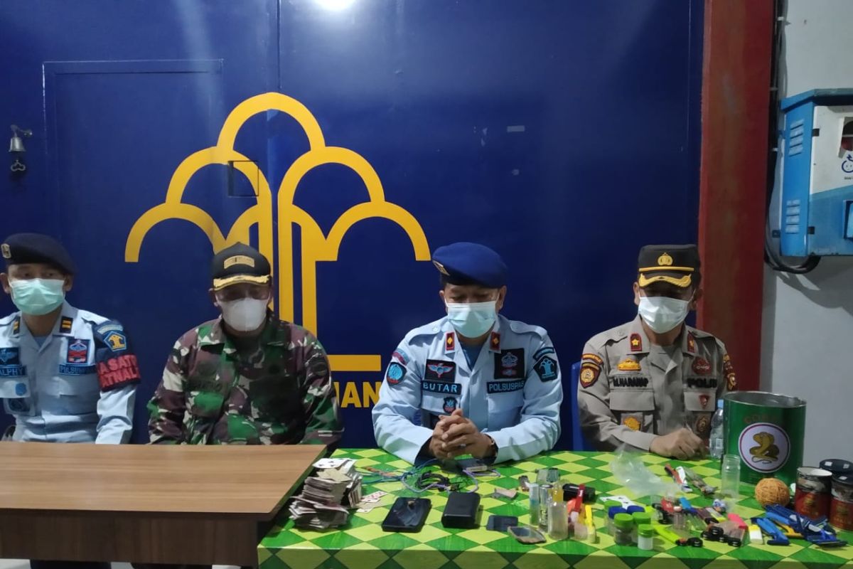 Petugas Rutan Siak Riau sita sejumlah barang ilegal saat razia