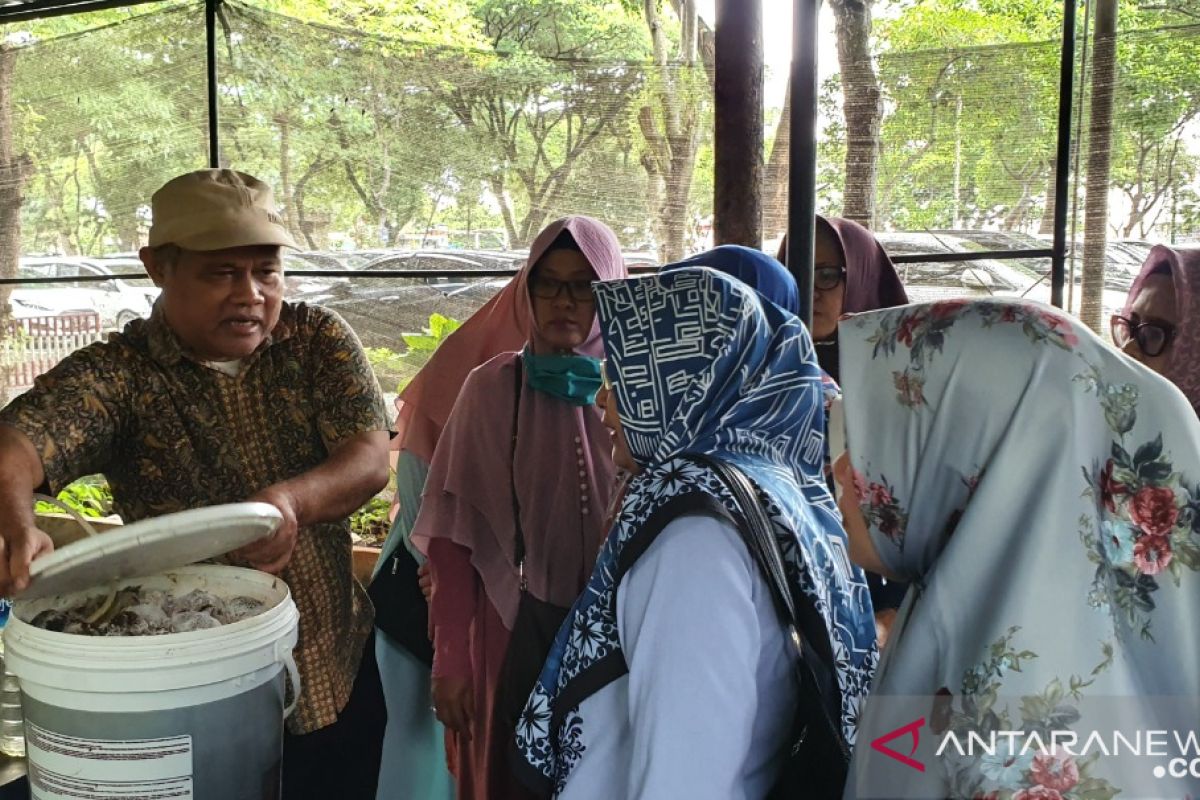 Kampus UMN Siap Bantu Warga Desa Binaan Ubah Sampah Jadi Pupuk Cair