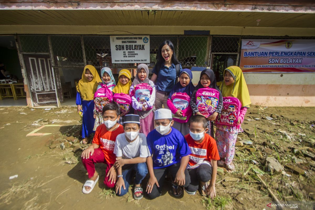 Yeslin Wang sedih lihat kondisi sekolah hancur akibat banjir bandang