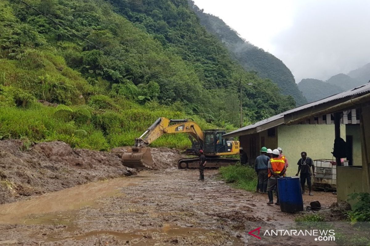 Freeport perbaiki jalan akibat longsor kampung Banti