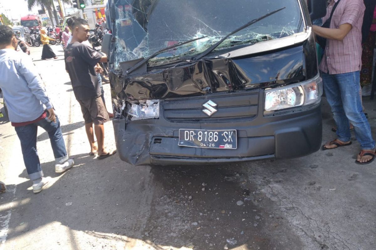 Tiga mobil tabrakan beruntun di jalan raya Batukliang Loteng