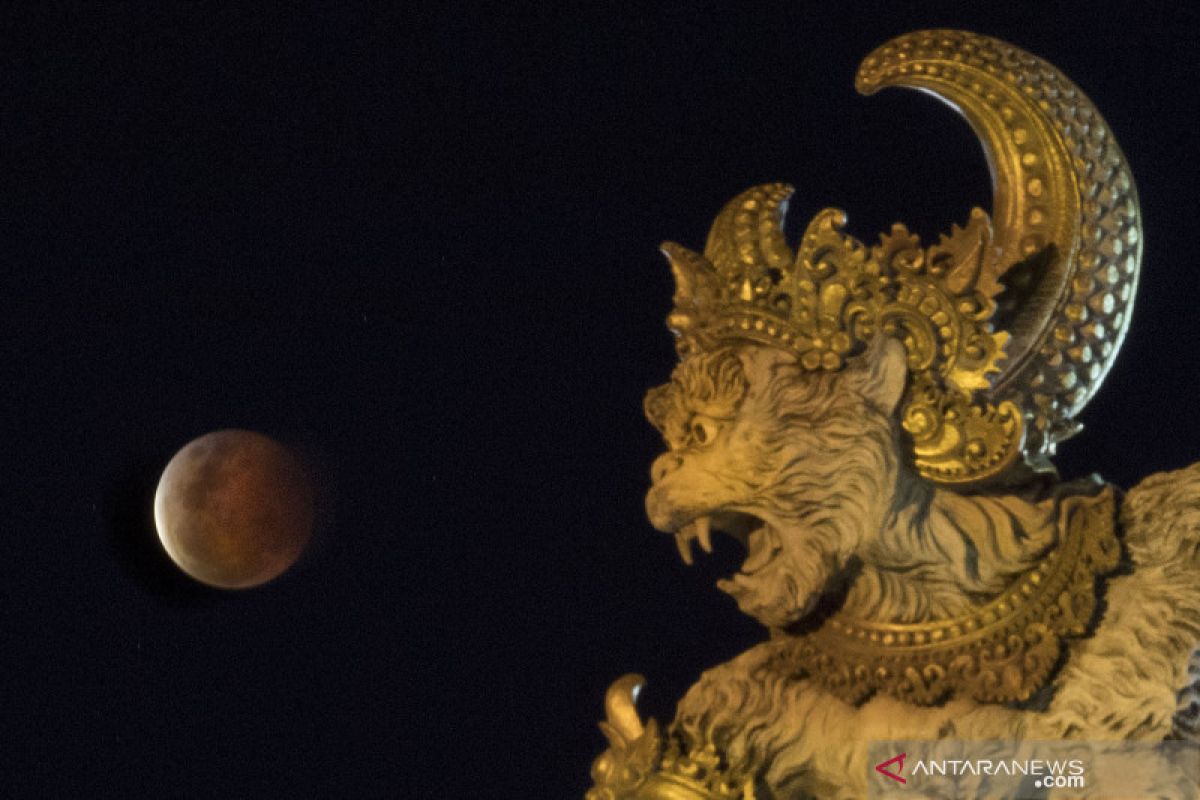 Fenomena gerhana bulan total terjadi di Indonesia pada 8 November 2022