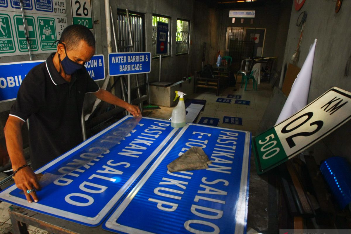 Perbedaan rambu warna hijau dan biru di jalan tol