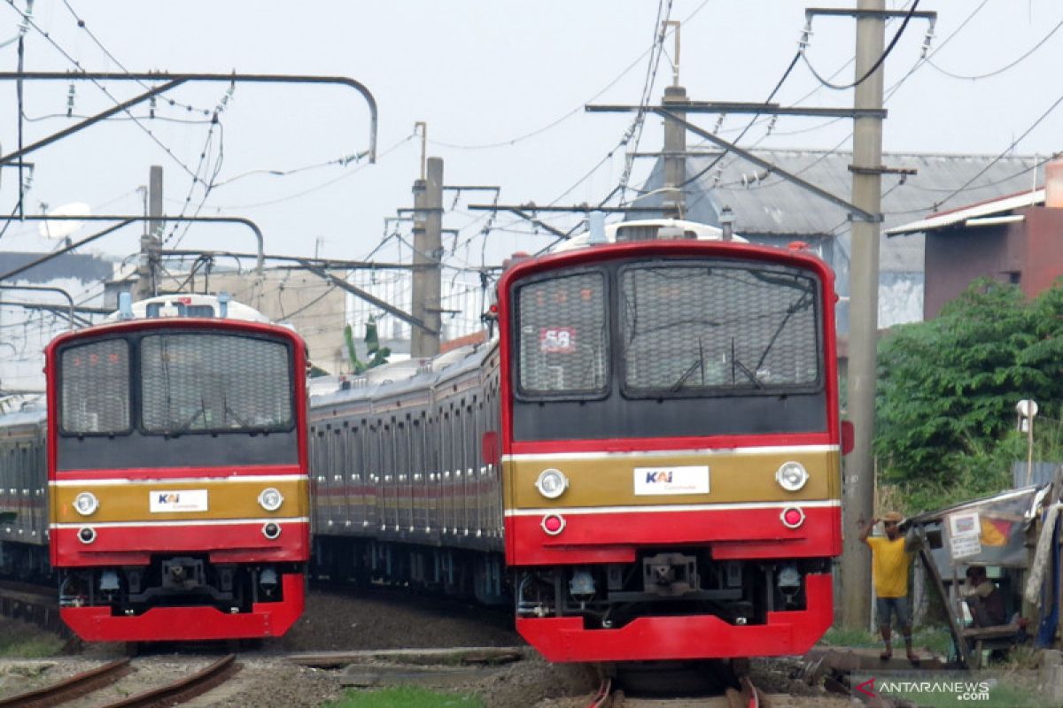 Commuter line users decline on second day of PPKM