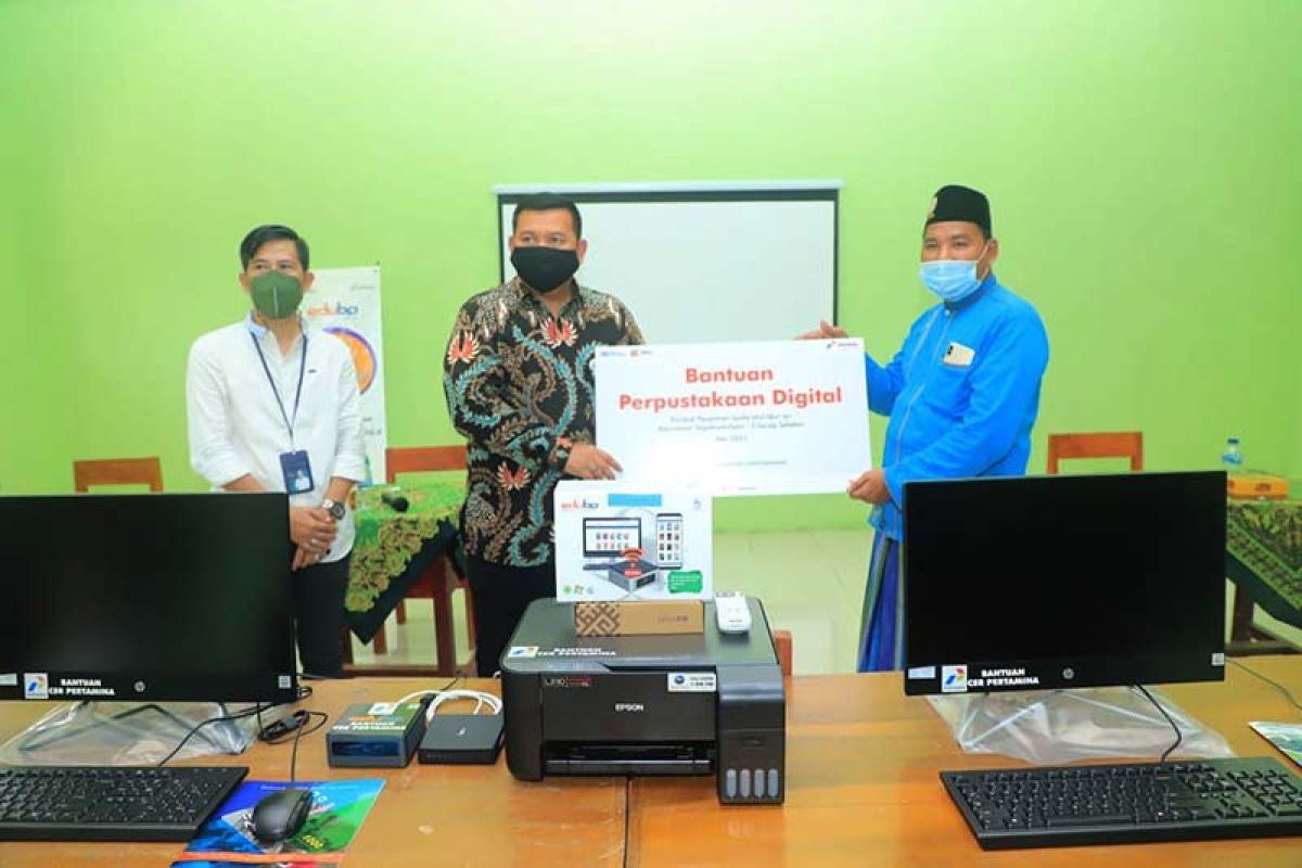 Tingkatkan literasi para santri, Pertamina Cilacap serahkan perpustakaan digital