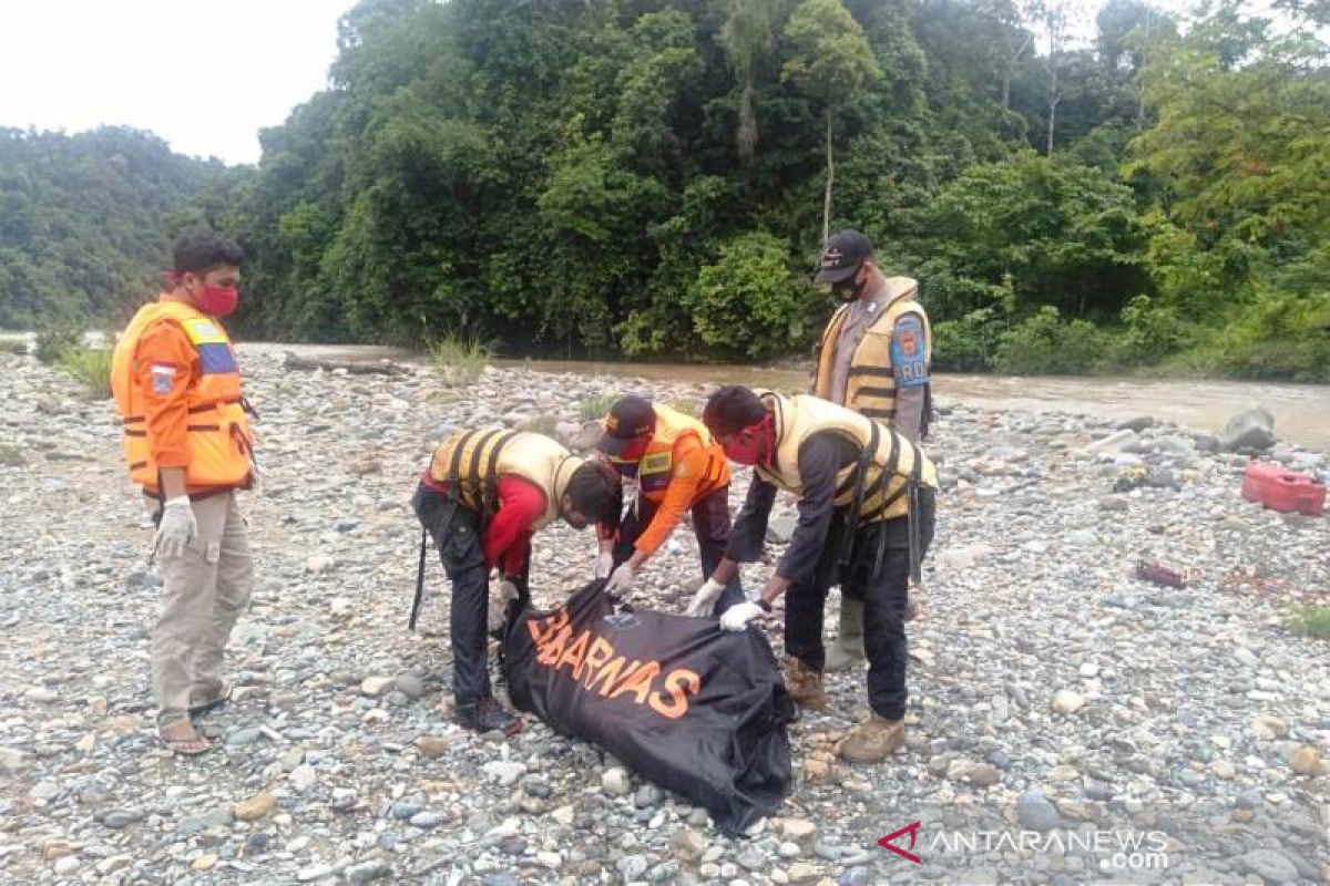 Basarnas evakuasi jasad penambang emas