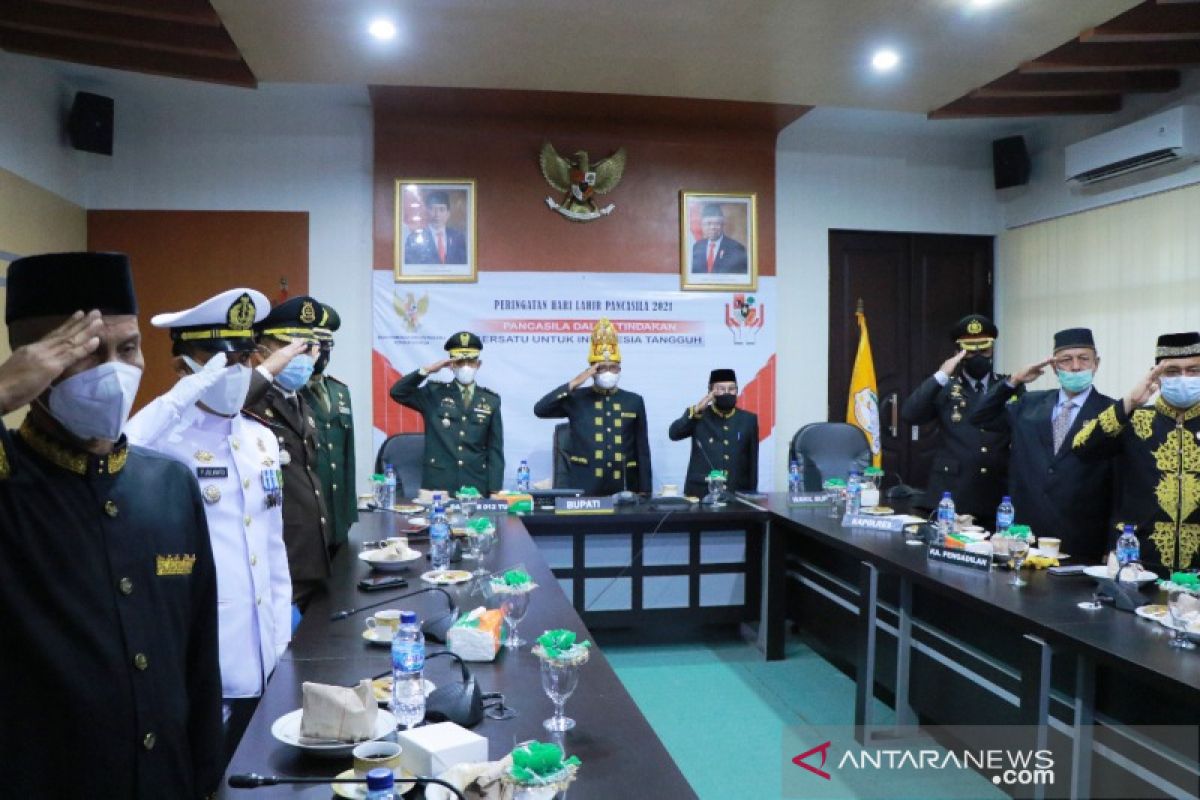 Upacara Hari Lahir Pancasila, Bupati, Wabup dan Sekda Aceh Barat pakai pakaian adat Aceh