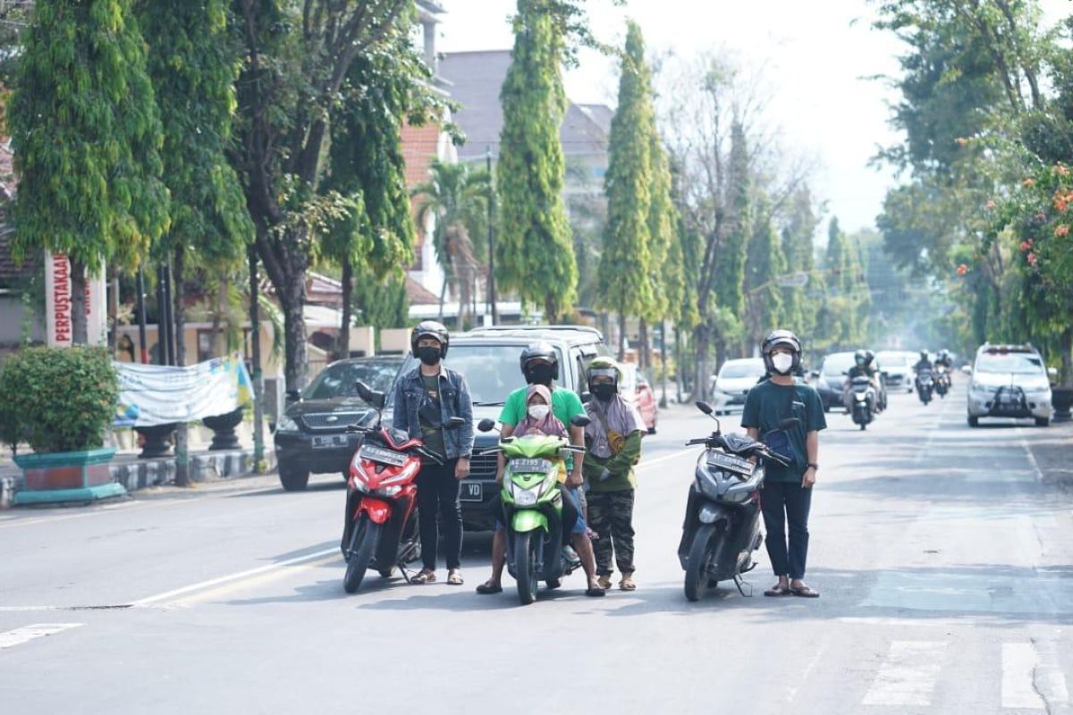 Pengendara motor di Kediri ambil sikap sempurna saat Mars Pancasila dikumandangkan