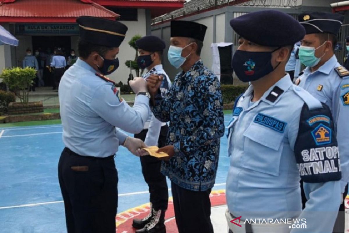 Riau's prison officer discharged from duty over drug trafficking case