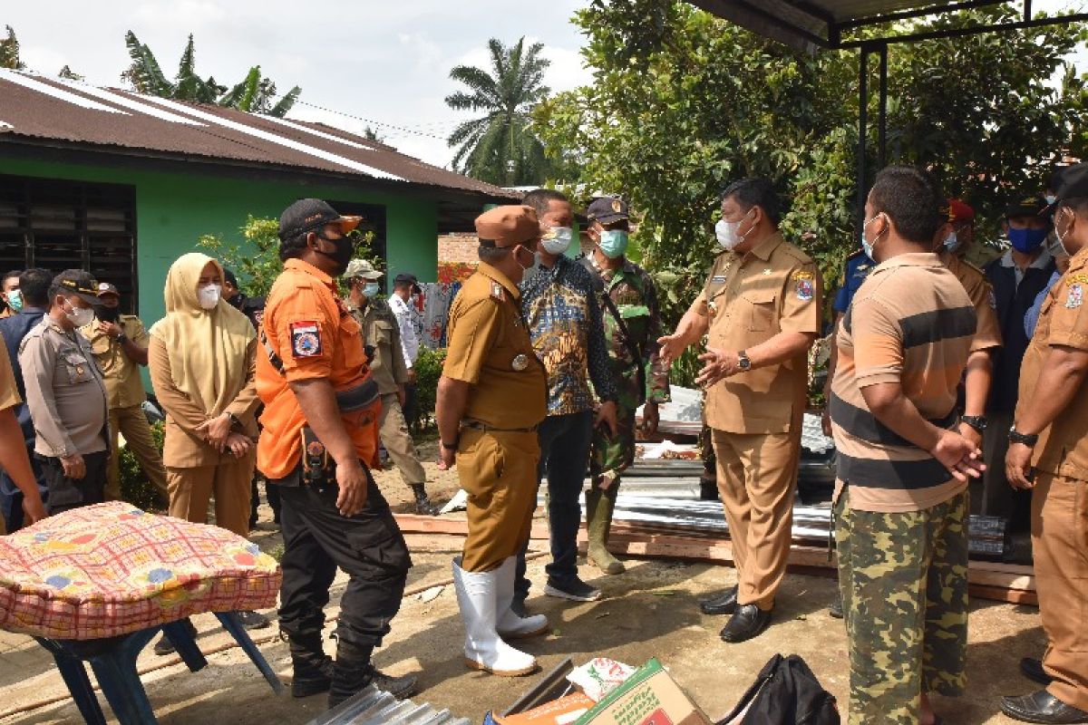 Pemkab Deli Serdang bantu warga yang rumahnya rusak akibat puting beliung