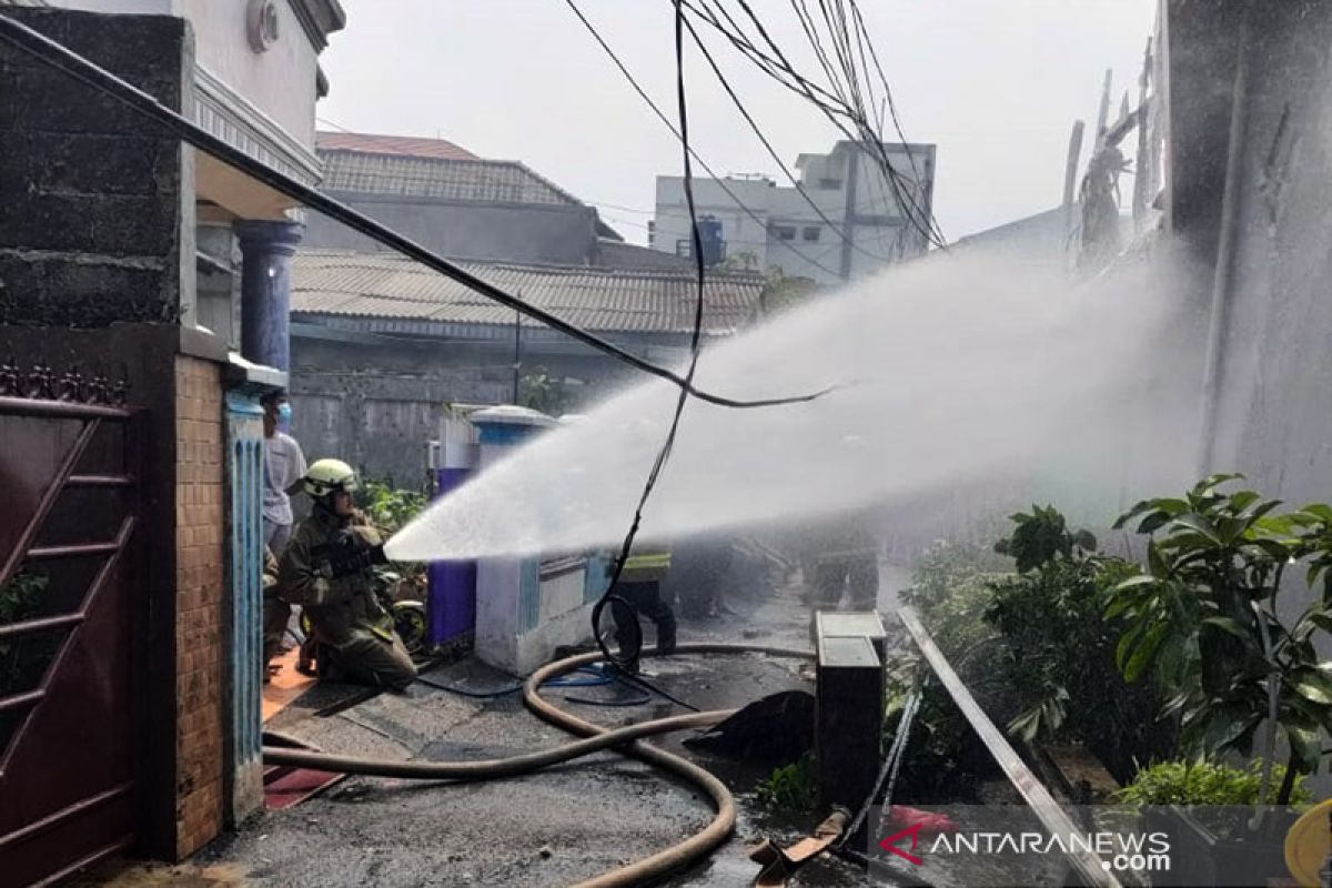 Sebuah rumah berlantai dua di Ciracas terbakar