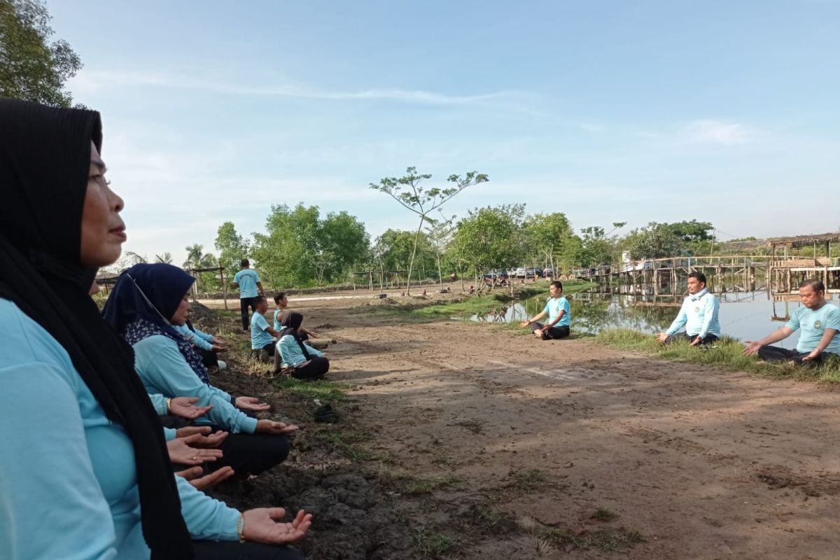 Tingkatkan imun tubuh Satria Nusantara Langkat latihan di pesisir pantai Bagan Percut