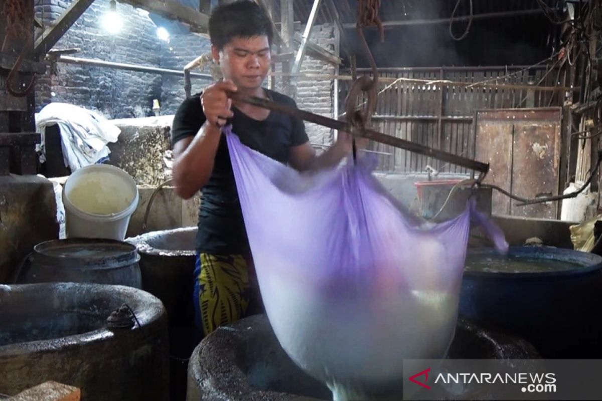 Pengrajin tempe-tahu keluhkan harga kedelai melonjak