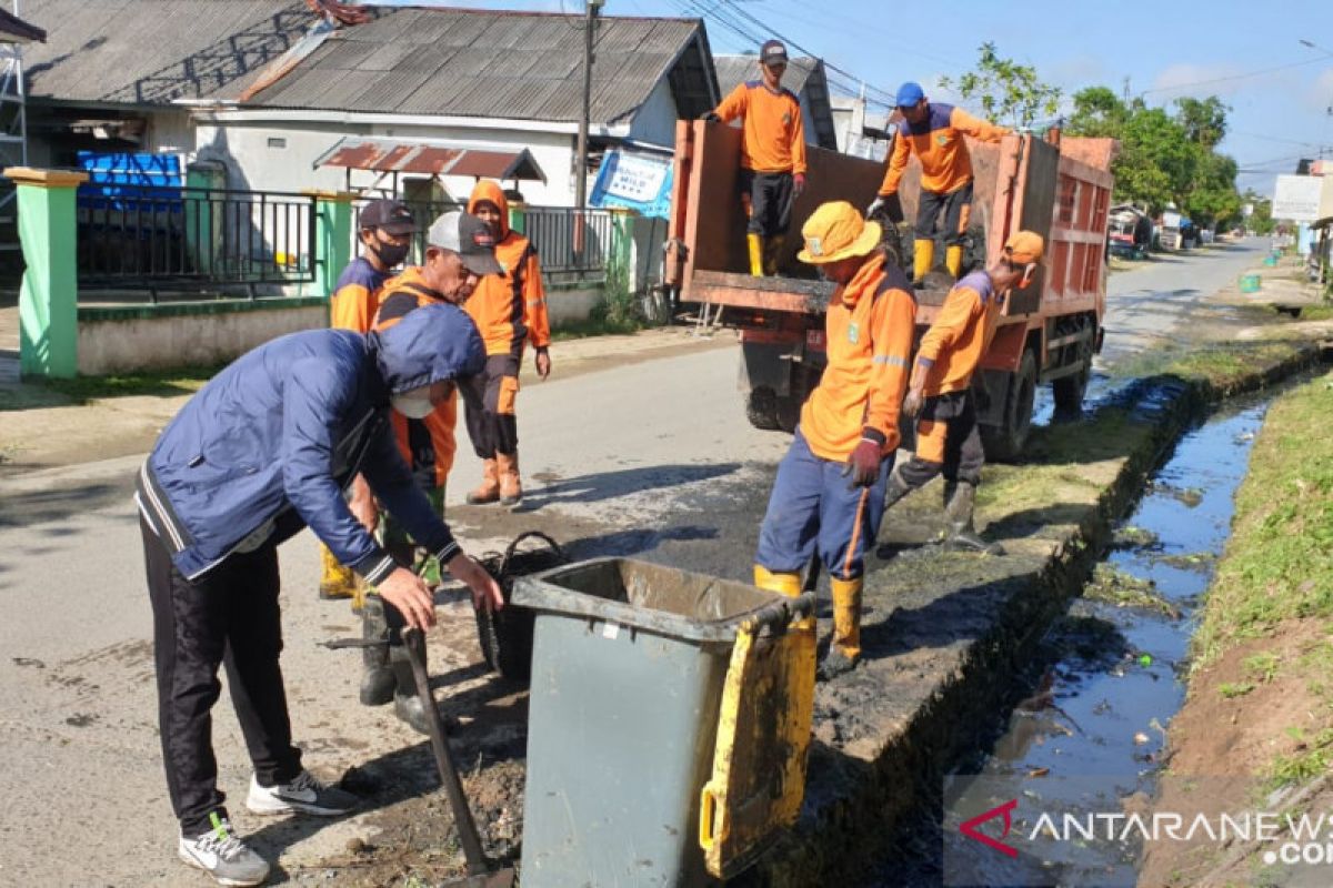 Tanah Bumbu officials clean up, green environment