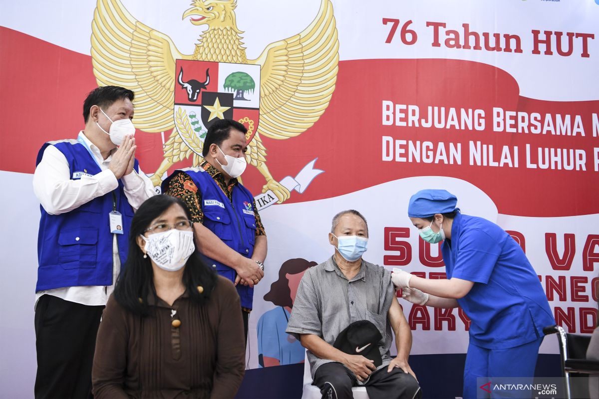 10,7 juta penduduk Indonesia sudah menjalani vaksinasi COVID-19