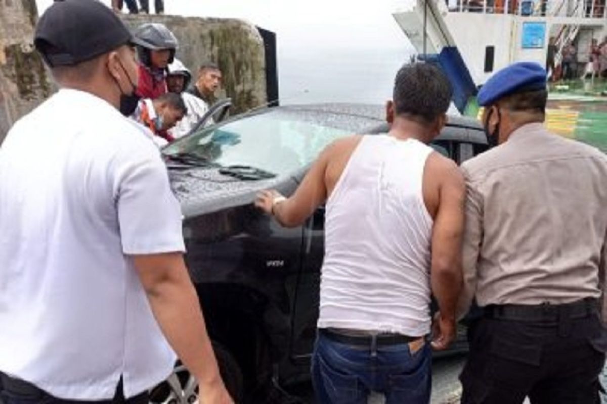 Polisi selidiki jatuhnya satu unit mobil Avanza dari kapal di Danau Toba