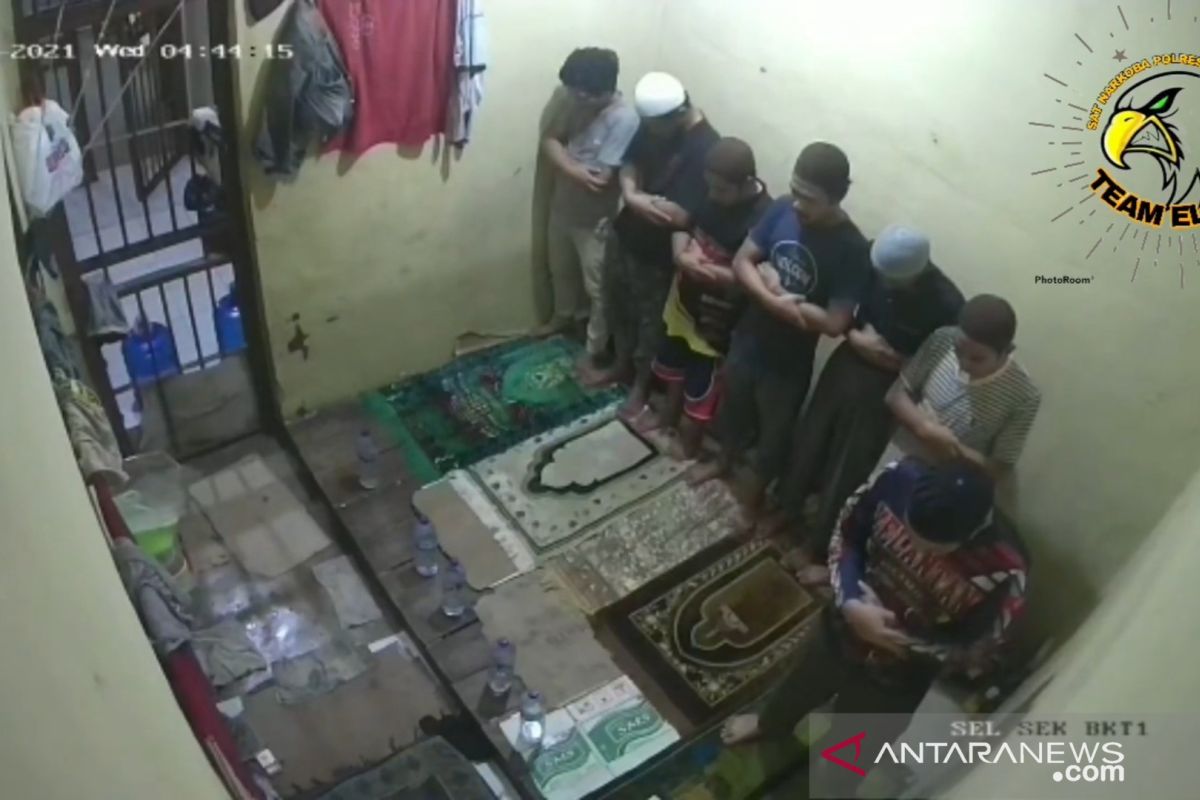 Tujuh tahanan shalat subuh berjamaah dalam sel, terekam CCTV jadi viral, warganet terharu dan teteskan air mata