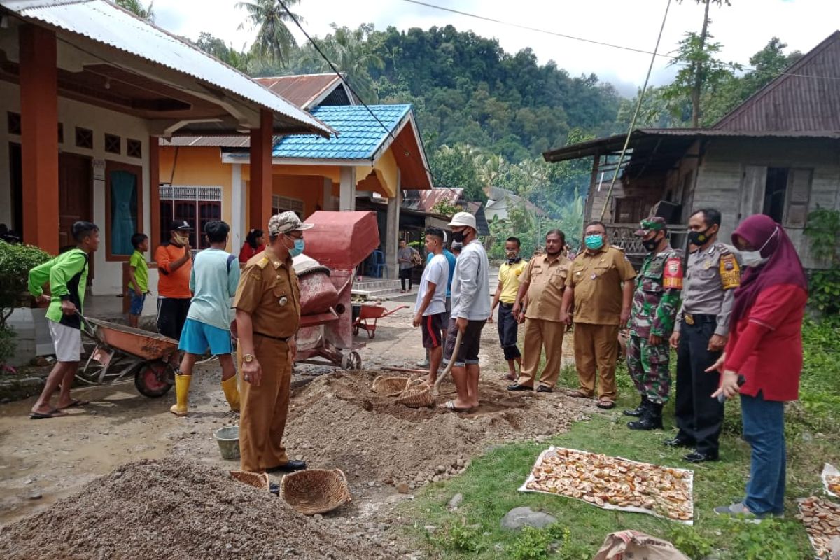 PTSP bantu 450 zak semen dalam rangka bulan gotong royong